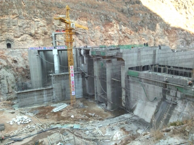 建設中的云南省會(huì )澤縣大巖洞水電站首部樞紐土建工程